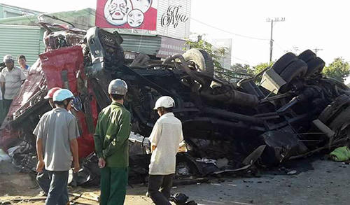 Xe tải cũng biến dạng, lật ngang. Ảnh: Nhật Hạ