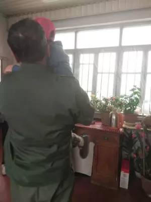 be-4-tuoi-ngoi-ben-xac-me-suot-2-ngay-dem