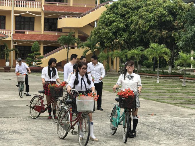 “Những chiếc giỏ xe chở đầy hoa phượng, em chở mùa hè của tôi đi đâu?