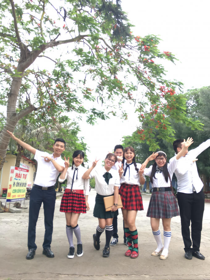 Hoa phượngđỏ sân trường như muốn nói mùa chia ly đỏ chói giấc mơ đầu.