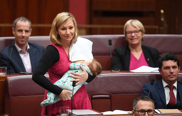 nu-nghi-si-australia-cho-con-bu-trong-luc-phat-bieu-tai-nghi-truong-1