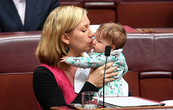 nu-nghi-si-australia-cho-con-bu-trong-luc-phat-bieu-tai-nghi-truong-2