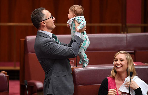 nu-nghi-si-australia-cho-con-bu-trong-luc-phat-bieu-tai-nghi-truong-3