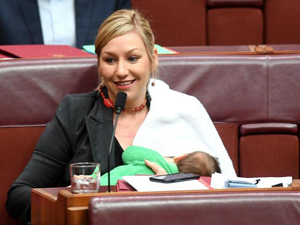 nu-nghi-si-australia-cho-con-bu-trong-luc-phat-bieu-tai-nghi-truong-5