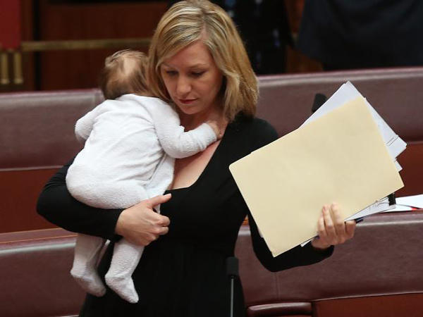 nu-nghi-si-australia-cho-con-bu-trong-luc-phat-bieu-tai-nghi-truong-7