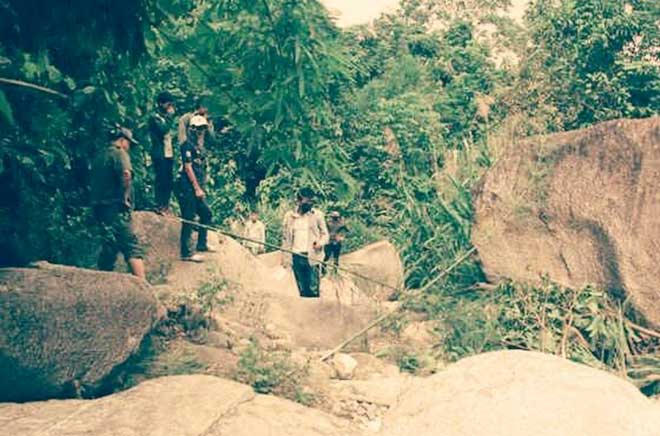 Người phụ nữ lõa thể tử vong bên khe núi