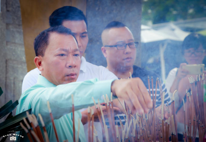 Tưởng nhớ các anh linh liệt sỹ đã hi sinh vì nước.