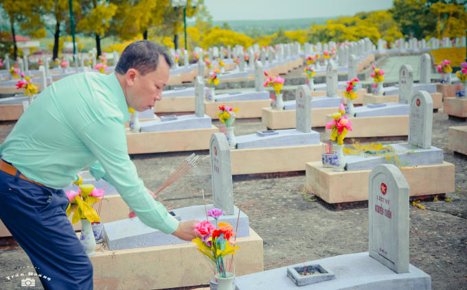 TS. Đào Văn Hội - Tổng biên tập thắp hương cho từng ngôi mộ liệt sỹ.