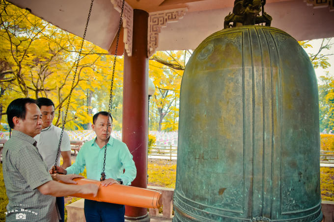 Gióng lên 9 hồi chuông báo cáo với các anh hùng liệt sỹ tại Nghĩa trang Trường Sơn.