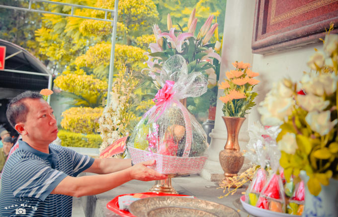 Sửa soạn hương hoa dâng lên 10 cô gái Ngã 3 Đồng Lộc.