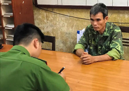 Chau gai 7 tuoi bi ong chu gio tro doi bai hinh anh 1