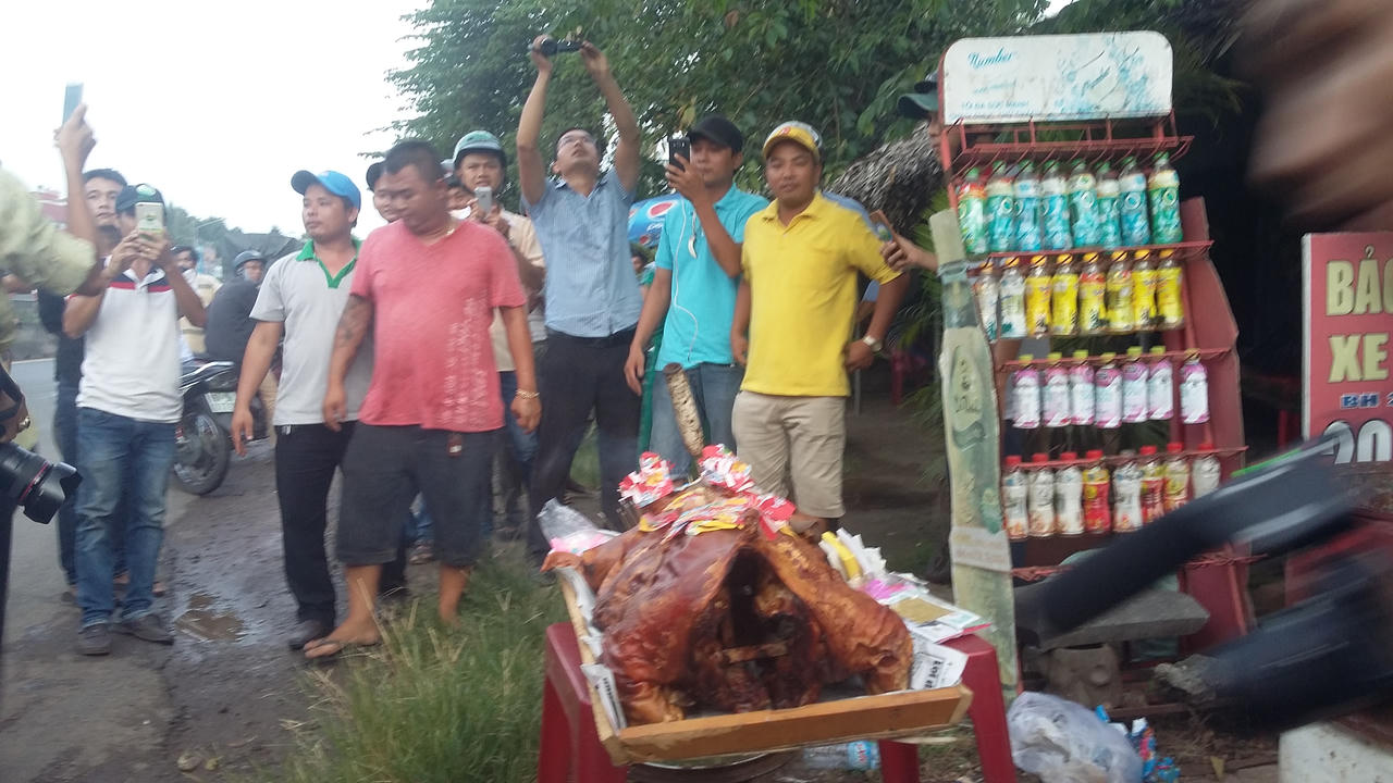 Tài xế đem heo quay đến cúng tại trạm thu phí BOT