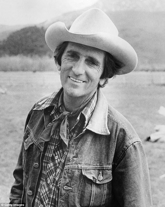 Nam diễn viên Harry Dean Stanton bắt đầu theo đuổi sự nghiệp diễn xuất từ năm 1954 ở tuổi 28, nhưng ông lận đận trên con đường danh vọng mãi cho tới năm 58 tuổi mới có được vai diễn chính đầu đời và ngay lập tức gây được sự chú ý.