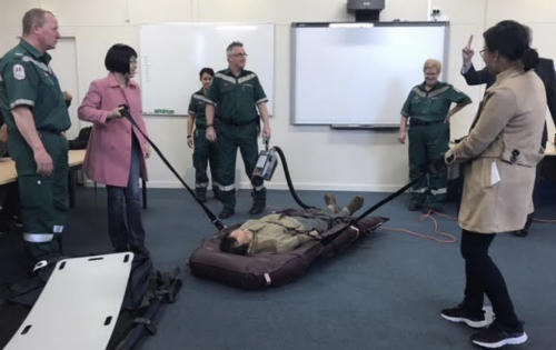 Dụng cụ chuyên dùng giúp nhân viên Paramedic kéo bệnh nhân trên băng-ca nhẹ nhàng hơn. Ảnh: SYT.