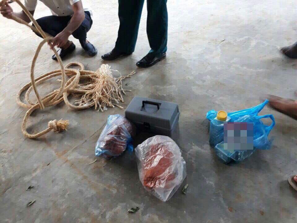 Sau khi ép hai con thắt cổ bất thành, người mẹ này bắt con uống thuốc diệt cỏ