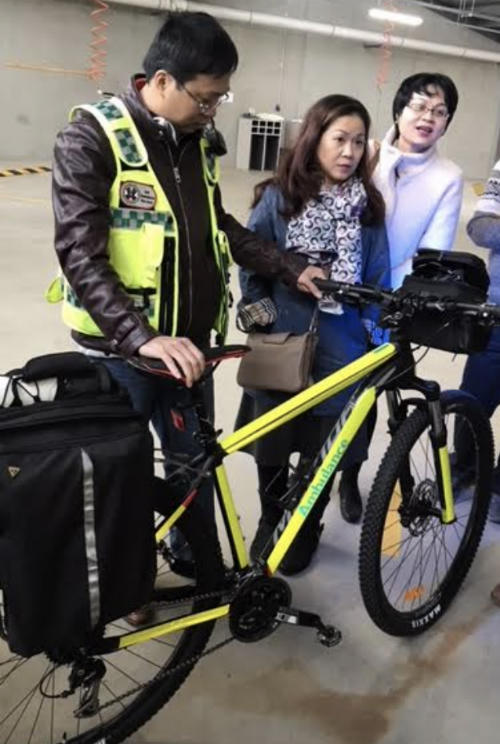 Xe đạp được sử dụng trong những tình huống giao thông phức tạp xe cứu thương cỡ nhỏ và cỡ lớn không tiếp cận được hiện trườngcứu thương được trang bị thuốc và những trang thiết bị không thể thiếu trong cấp cứu những trường hợp ngưng tim như thuốc, oxy, máy đo huyết áp, máy sốc điện& Ảnh: SYT