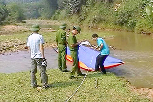 ten-trom-nap-duoi-gam-giuong-sat-hai-thieu-phu-vut-xac-phi-tang