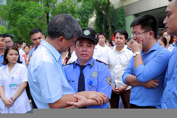 Màn chia tay thấm đẫm những dòng nước mắt thương nhớ và mến yêu.