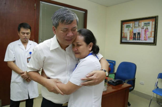 Những giọt nước mắt lưu luyến và hạnh phúc trong buổi chia tay.