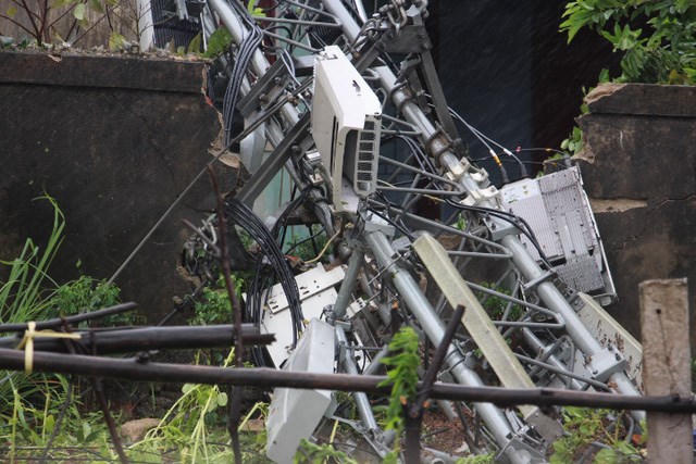 Lập tổ điều tra sự cố sập 2 tháp truyền hình trong bão số 10 - ảnh 1