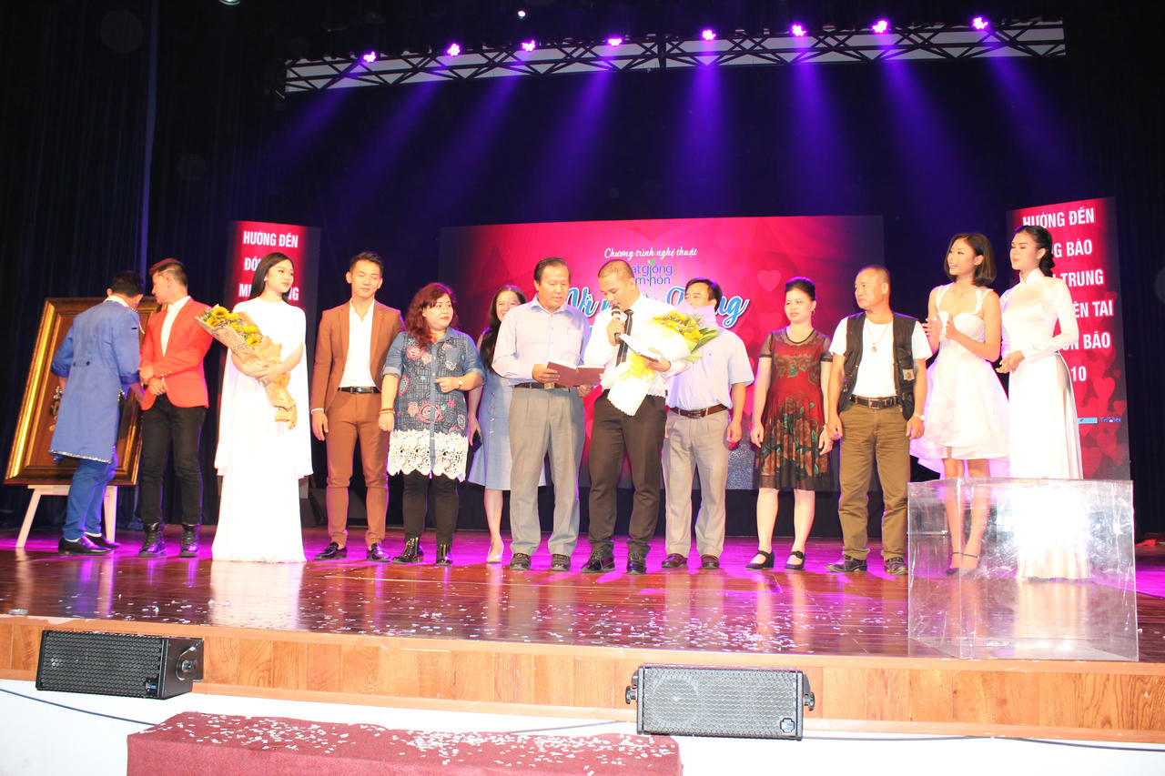 Nhiều nghệ sỹ bỏ show để biểu diễn quyên góp ủng hộ người dân miền trung lũ lụt