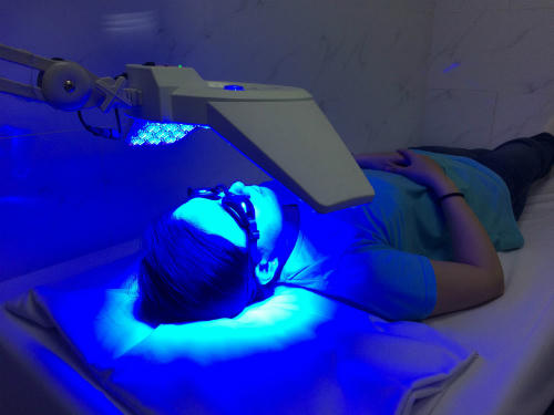 Bệnh nhân sử dụng liệu pháp ánh sáng tại Bệnh viện Đa khoa Sài Gòn. Ảnh: K.V