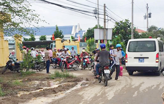 Gan 400 hoc sinh nhap vien sau khi uong sua mien phi hinh anh 3