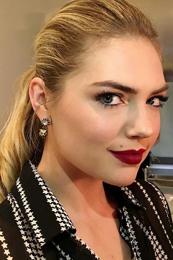 Chân dài Kate Upton lại yêu thích màu đỏ nhung hơn cả. Màu son này hợp với những buổi tiệc tối.