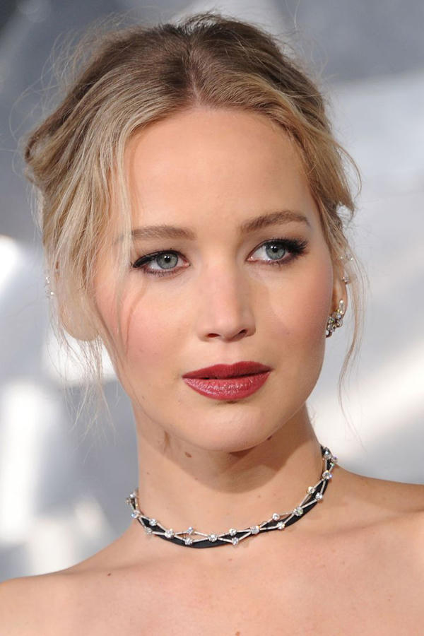 Lựa chọn phong cách trẻ trung, Jennifer Lawrence thường sử dụng những sắc son sáng. Màu son hồng