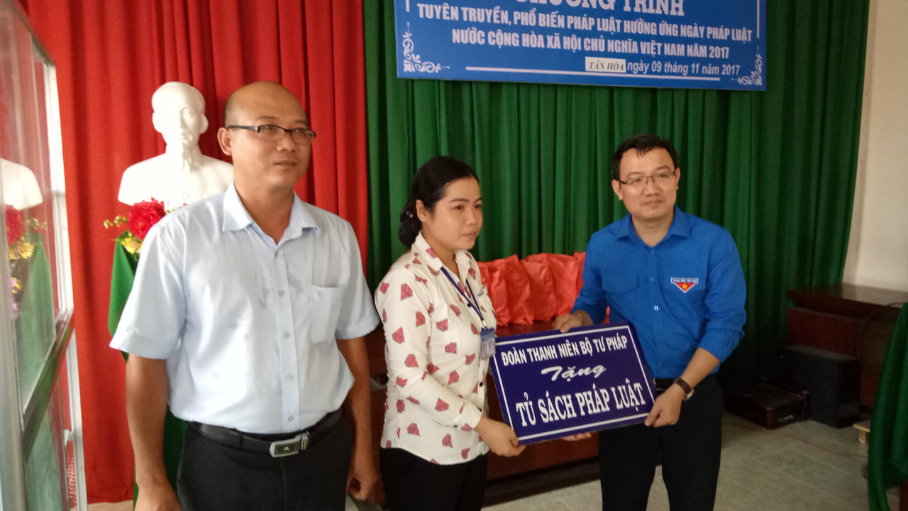 Đoàn Thanh niên Bộ Tư pháp tuyên truyền, tư vấn pháp luật ở Hậu Giang
