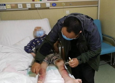 doi-vo-chong-an-co-gay-chu-y-de-lay-tien-chua-benh-cho-con-1