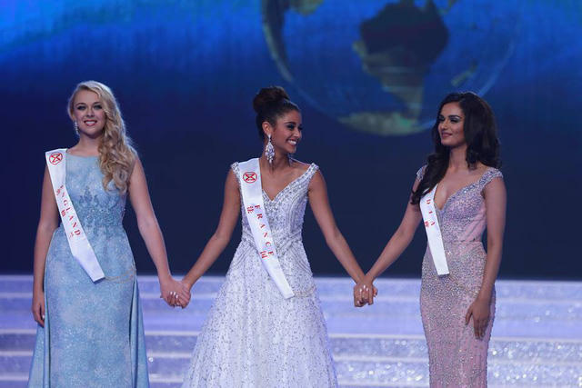  Hoa hậu Anh, Pháp và Ấn Độ cùng chờ đợi phần thi ứng xử để chọn ra ba người đẹp nhất. 