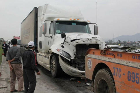 5 ô tô va nhau gây tai nạn liên hoàn trên quốc lộ 1A - ảnh 2