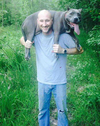 Johnny Bobbitt Jr từng làkỹ thuật viên về đạn dược của Thủy quân Lục chiến Mỹ