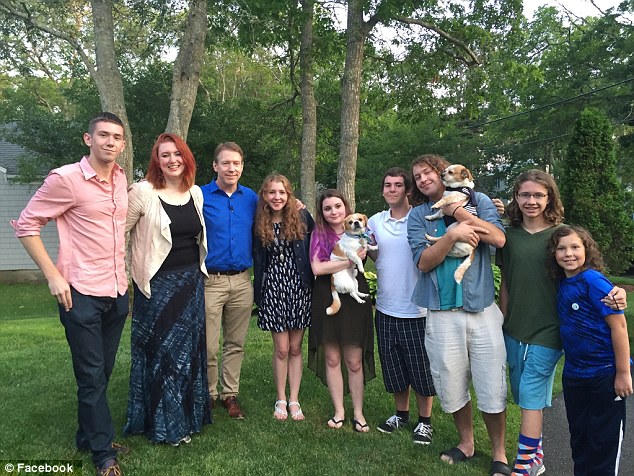 cuoc-gap-go-sau-20-nam-cua-nguoi-dan-ong-hien-tinh-trung-va-22-con