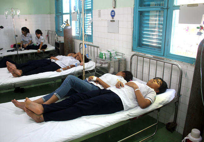 Hang chuc hoc sinh dan toc noi tru ngo doc sau bua an sang hinh anh 1