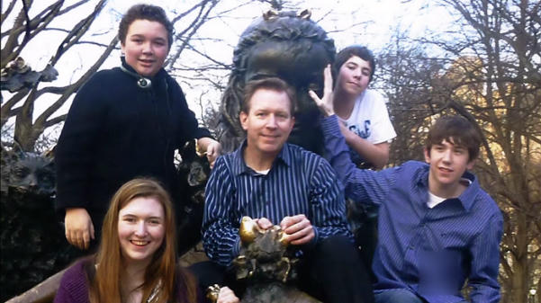 cuoc-gap-go-sau-20-nam-cua-nguoi-dan-ong-hien-tinh-trung-va-22-con-1