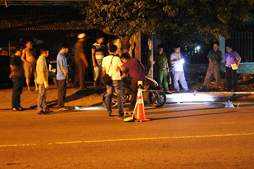 Cảnh sát khám nghiệm hiện trường vụ án mạng. Ảnh: Nguyệt Triều.