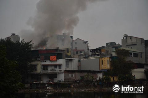 Hà Nội: Cháy lớn ở phố Trần Khát Chân