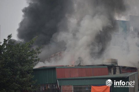 Hà Nội: Cháy lớn ở phố Trần Khát Chân