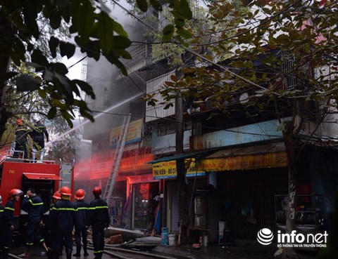 Hà Nội: Cháy lớn ở phố Trần Khát Chân