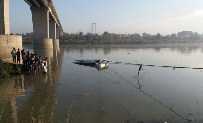 Xe bus lao xuống sông ở Ấn Độ, 33 người thiệt mạng