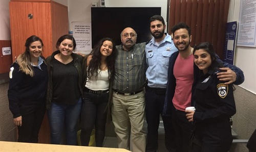 Gia đình du khách Australia chụp ảnh lưu niệm cùng cảnh sát. Ảnh:Israel National News.