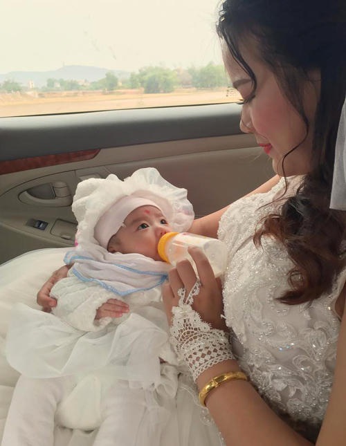 Cô dâu 9X bế con một tháng tuổi lên xe hoa về nhà chồng