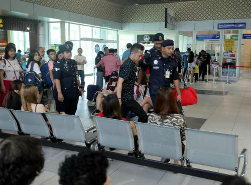 Anh chàng Cheung bị canh sát giải đi trong sự ngỡ ngàng, lo sợ của bạn gái.