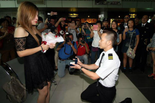 Chàng trai chi tới hơn 3.000 đô la cầu hôn bạn gái.