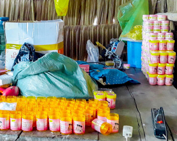 Kem lam dep duoc tron hoa chat o mien Tay hinh anh 2