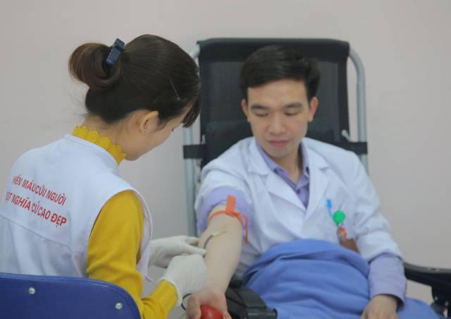 Y bác sĩ hiến 8.000 đơn vị máu cho người bệnh