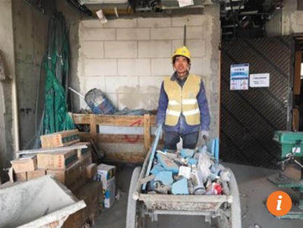 chuyen cam dong ve nguoi dan ong toi nao cung cam dien thoai ra ga tau dien hinh anh 2