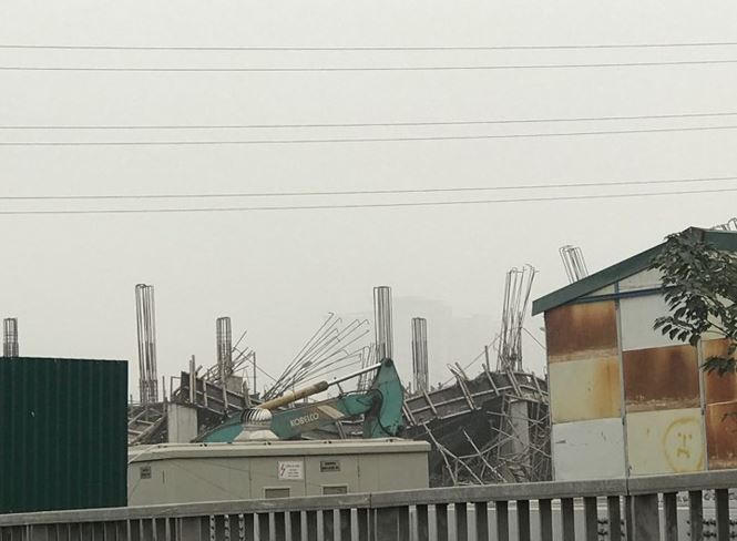 Sập giàn giáo kinh hoàng ở Hà Nội, nhiều người thương vong - ảnh 1